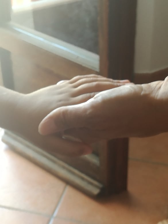 madre e figlio mano