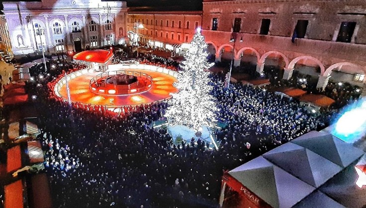 favola piazza accesa